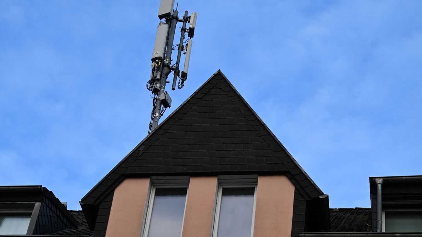 Mobilfunk-Antennen auf einem Düsseldorfer Wohnhaus - auch hier dürfte der Datenverkehr gestiegen sein. Foto: Wolf von Dewitz/dpa