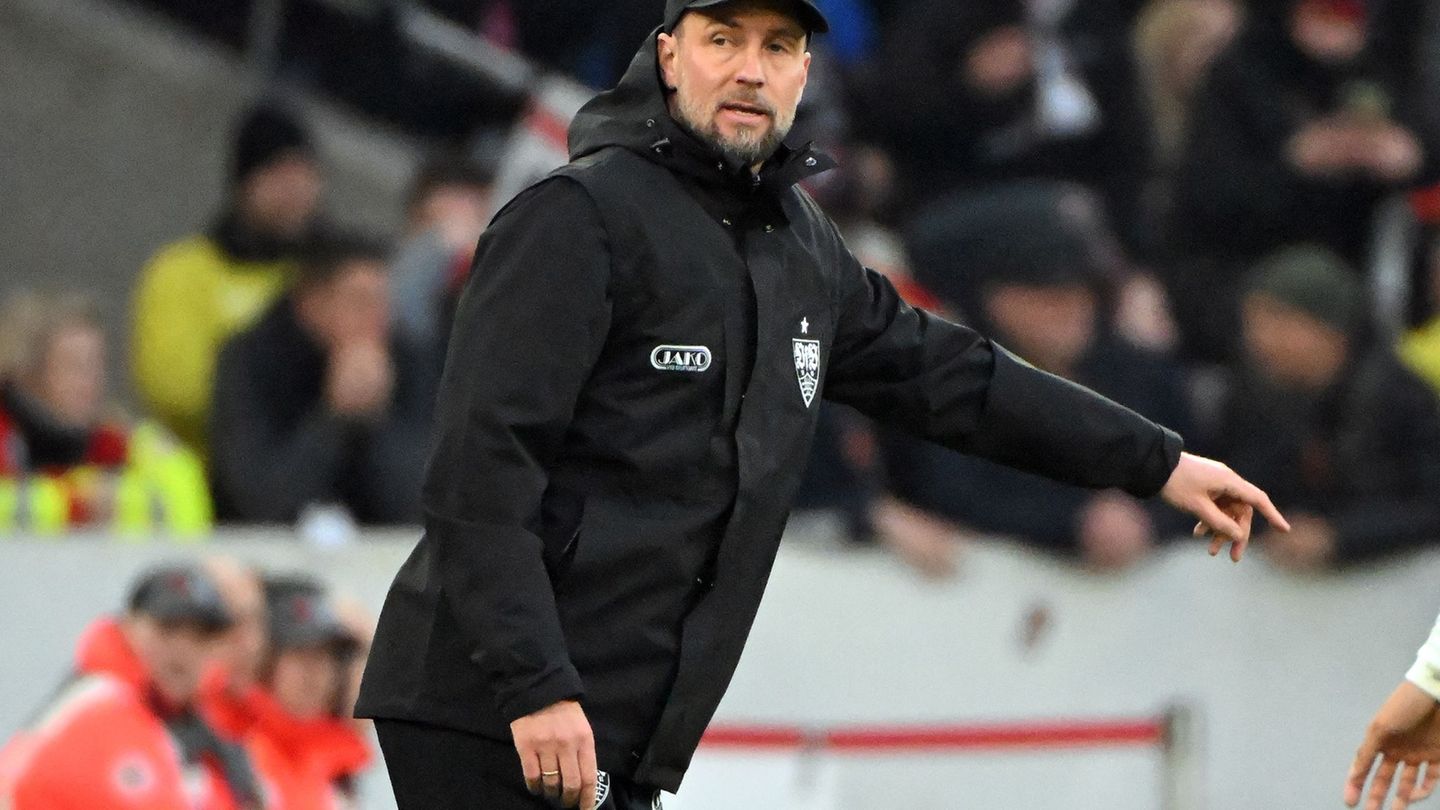 Für Sebastian Hoeneß hört es sich "absurd" an, dass er bald seit 1.000 Tagen Trainer des VfB Stuttgart ist. Foto: Uli Deck/dpa