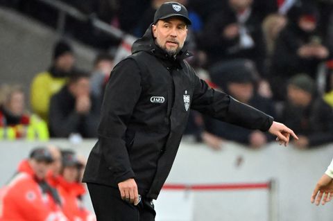 Für Sebastian Hoeneß hört es sich "absurd" an, dass er bald seit 1.000 Tagen Trainer des VfB Stuttgart ist. Foto: Uli Deck/dpa