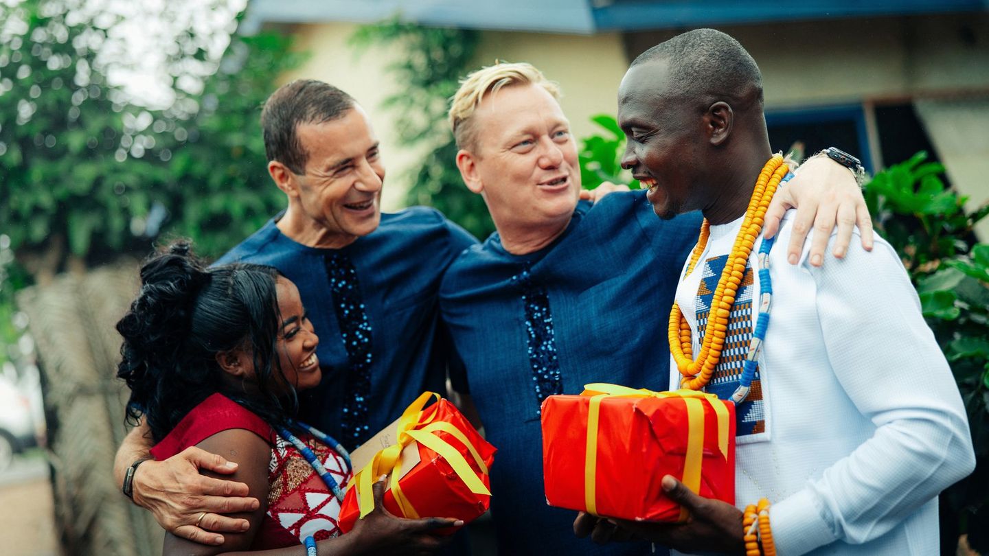 Fröhlich beschenkt werden: Kai Pflaume (zweiter von links) und Jens "Knossi" Knossalla (zweiter von rechts) freuen sich mit dem Brautpaar in Ghana.