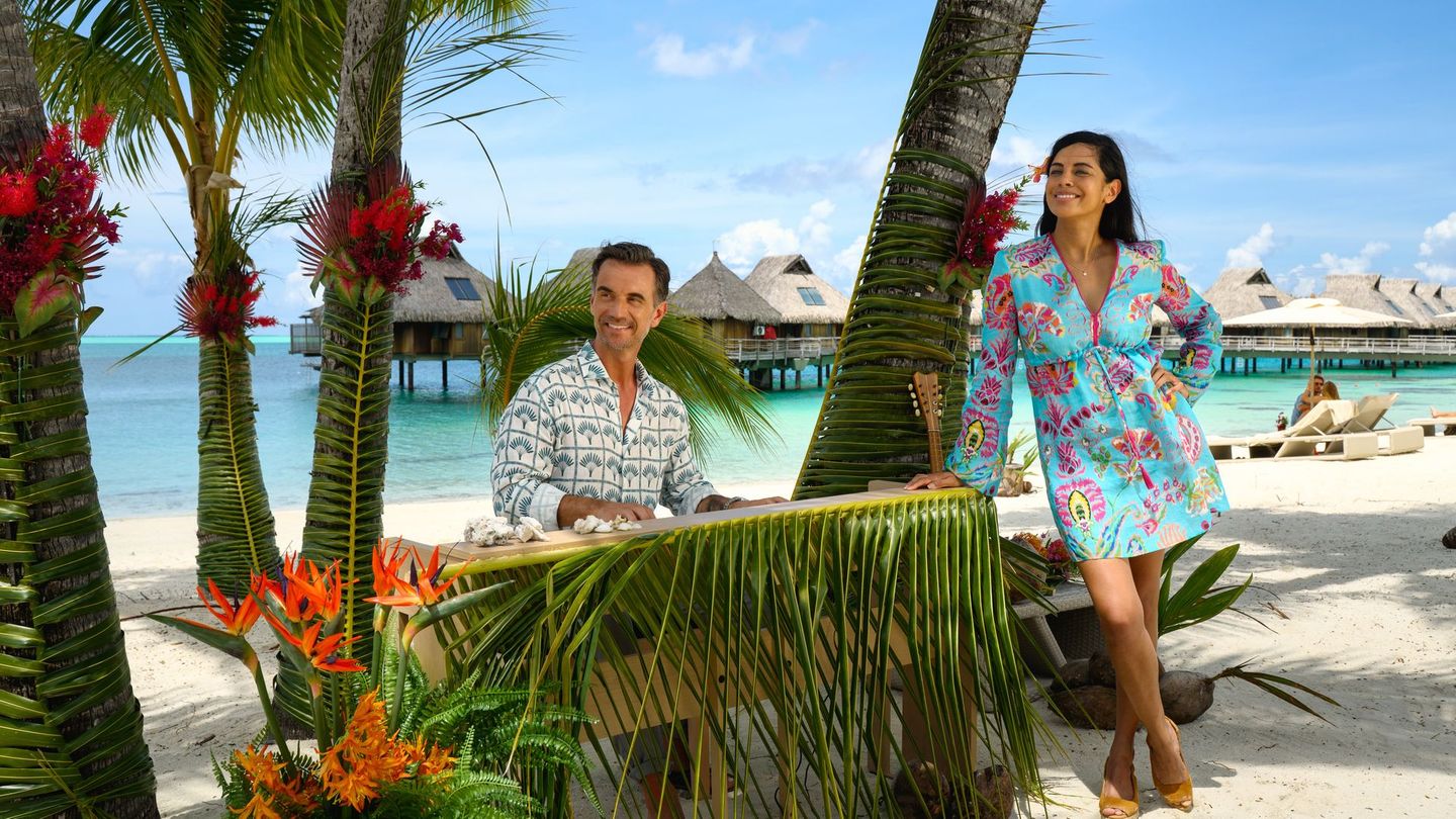 Ganz zufällig steht ein Klavier am Strand von Bora Bora. Da möchte Schiffsärztin Dr. Jessica Delgado (Collien Fernandes) natürlich gerne hören, was Kapitän Max Parger (Florian Silbereisen) an den Tasten so drauf hat.