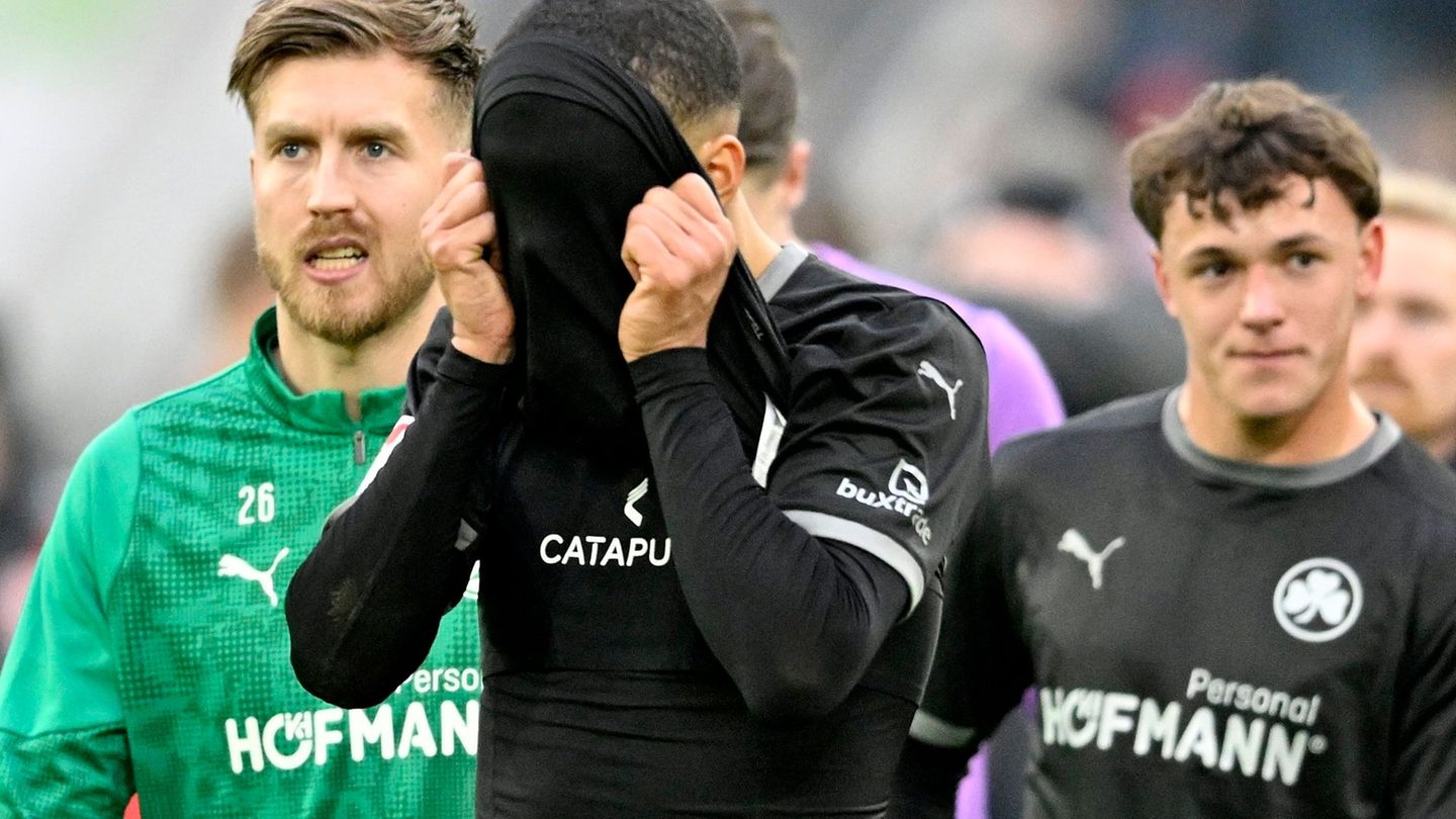 Die Fürther Hinrunde endete beim 1:2 in Düsseldorf enttäuschend: Maximilian Dietz verbirgt sein Gesicht. Foto: Anke Waelischmill