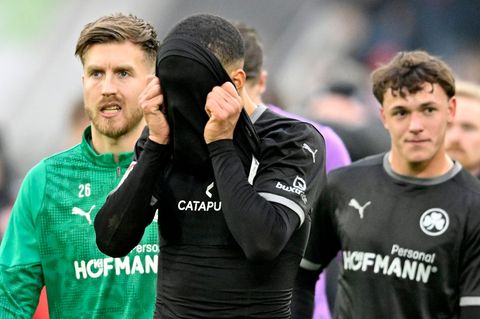 Die Fürther Hinrunde endete beim 1:2 in Düsseldorf enttäuschend: Maximilian Dietz verbirgt sein Gesicht. Foto: Anke Waelischmill