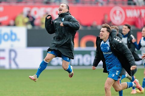Baris Atik (l) bejubelt drei Punkte auf dem Betzenberg Foto: Uwe Anspach/dpa