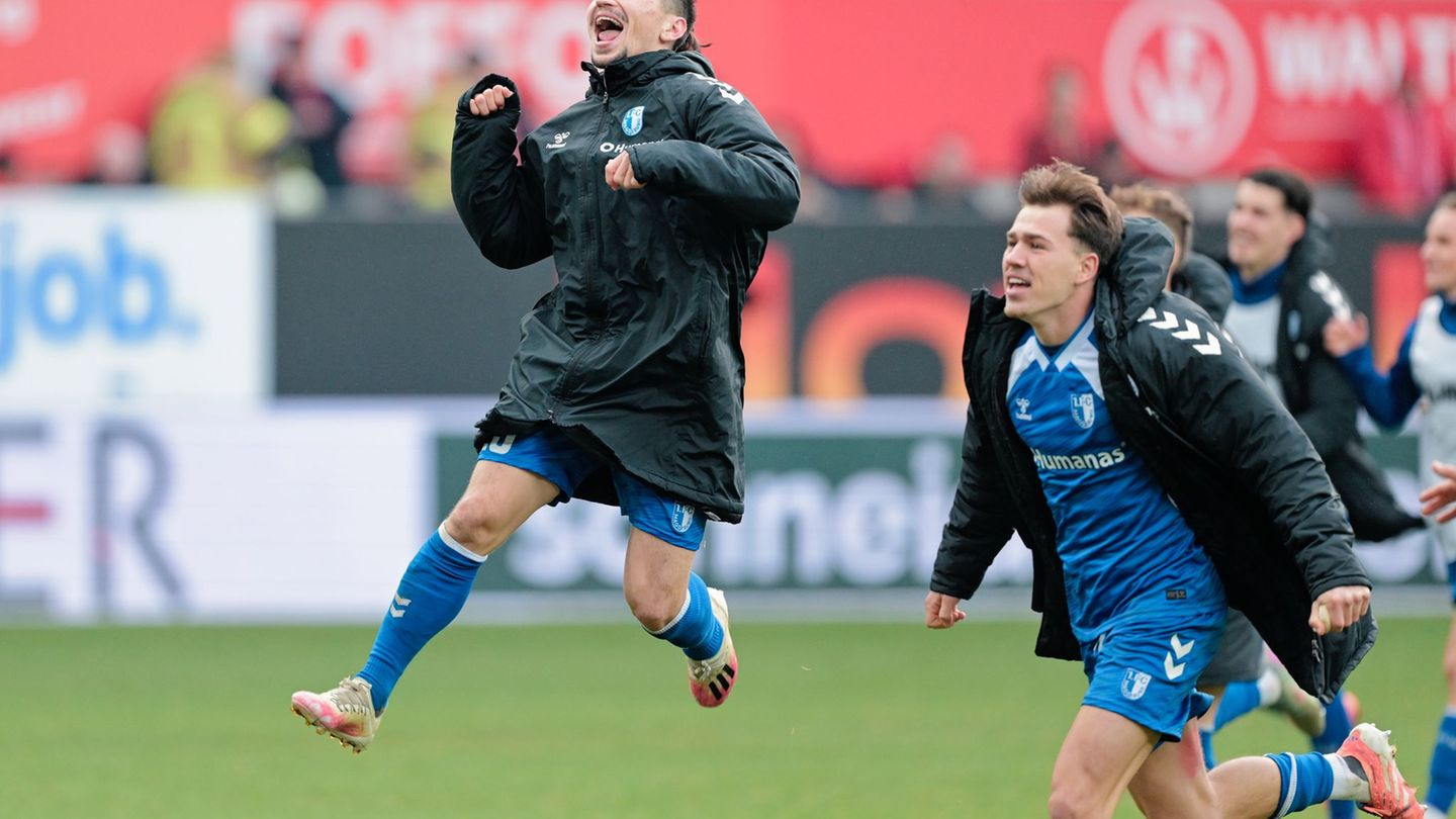 Baris Atik (l) bejubelt drei Punkte auf dem Betzenberg Foto: Uwe Anspach/dpa