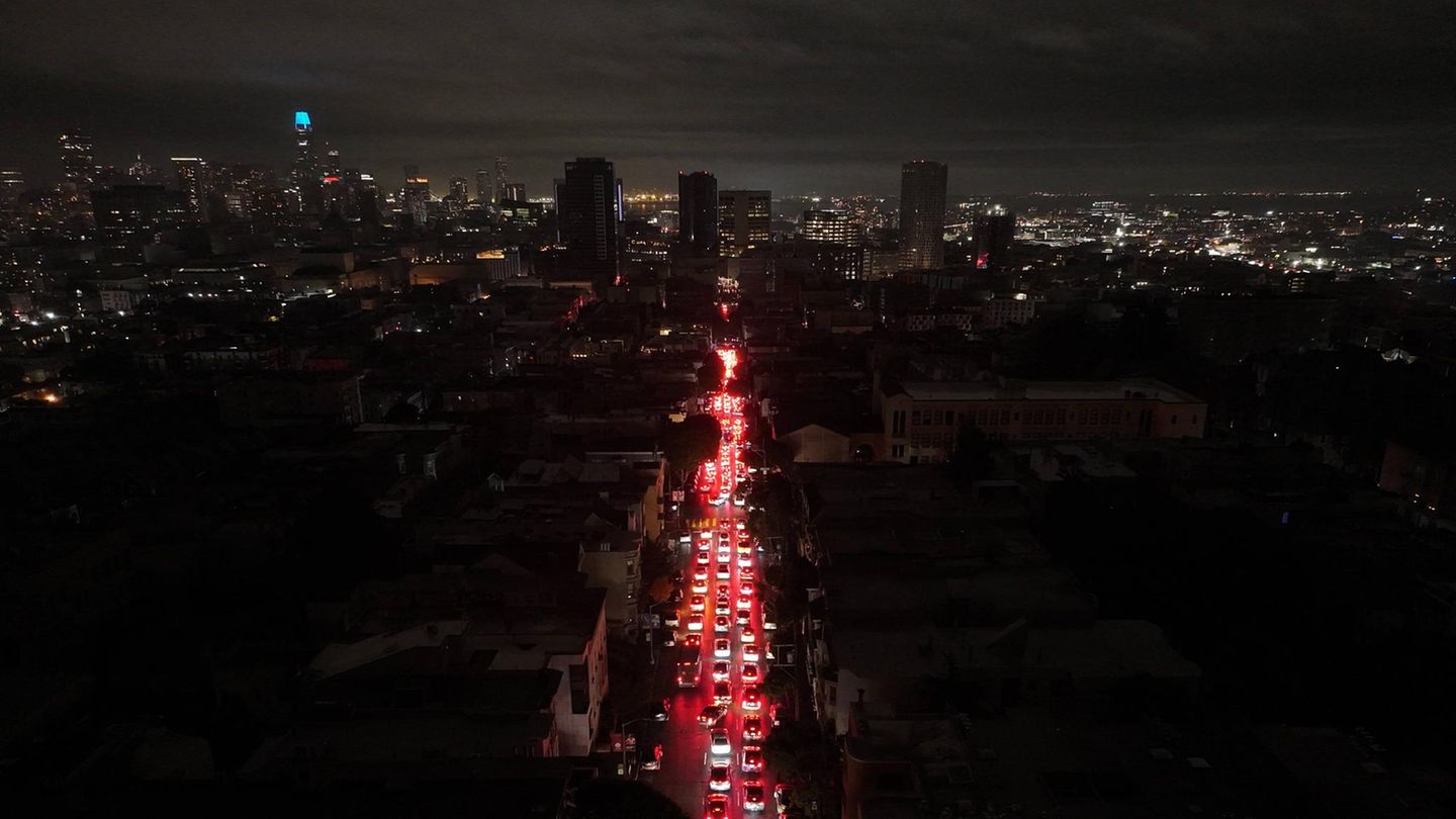 San Francisco, Kalifornien, USA. Ein großflächiger Stromausfall am letzten Wochenende vor Weihnachten – die kalifornische Küstenstadt San Francisco war über Stunden lahmgelegt. Rund 130.000 Haushalte waren betroffen, Geschäfte und Restaurants mussten schließen, Teile der Stadt versanken in Dunkelheit