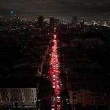 San Francisco, Kalifornien, USA. Ein großflächiger Stromausfall am letzten Wochenende vor Weihnachten – die kalifornische Küstenstadt San Francisco war über Stunden lahmgelegt. Rund 130.000 Haushalte waren betroffen, Geschäfte und Restaurants mussten schließen, Teile der Stadt versanken in Dunkelheit       Heute Nacht Ein Blick auf den Verkehr von oben, während mehr als 130.000 PG&E-Kunden in San Francisco, Kalifornien, ohne Strom sind.