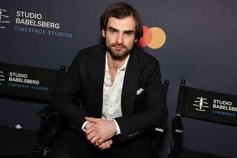 In der neuen sechsteiligen ARD-Serie "Schwarzes Gold" übernimmt Aaron Hilmer eine der Hauptrollen. Die historische Dramaserie erzählt vom Ölboom in der Lüneburger Heide, als die erste erfolgreiche Erdölbohrung im idyllischen Wietze Realität wurde. Ab Montag, 22. Dezember, ist die Serie in der ARD Mediathek abrufbar.