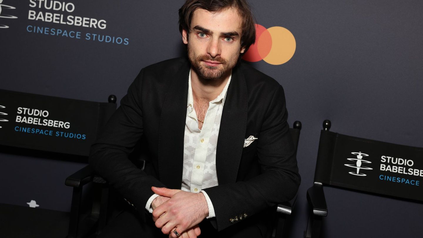 In der neuen sechsteiligen ARD-Serie "Schwarzes Gold" übernimmt Aaron Hilmer eine der Hauptrollen. Die historische Dramaserie erzählt vom Ölboom in der Lüneburger Heide, als die erste erfolgreiche Erdölbohrung im idyllischen Wietze Realität wurde. Ab Montag, 22. Dezember, ist die Serie in der ARD Mediathek abrufbar.