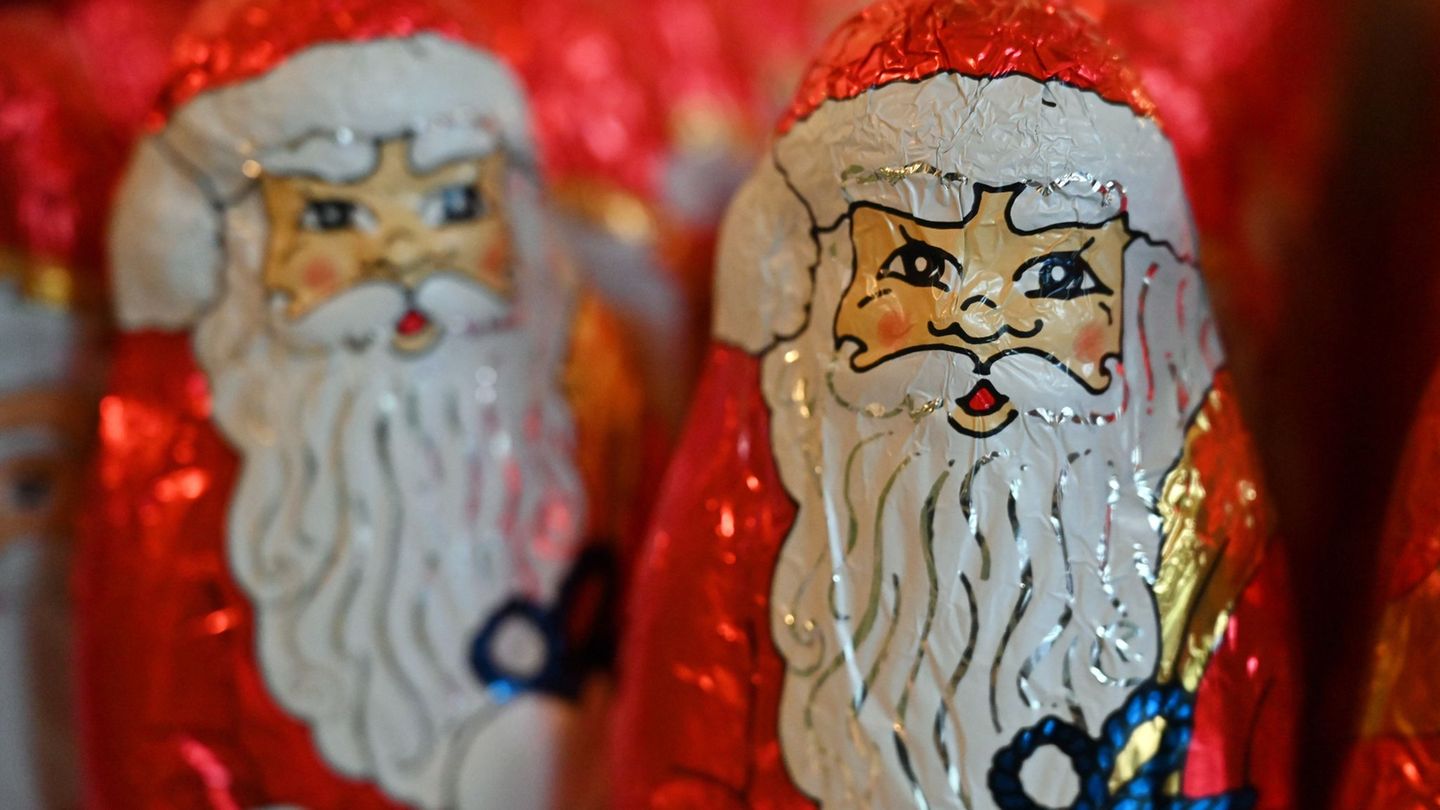 Einen Weihnachtsmann aus Schokolade ließ sich ein Einbrecher in Ludwigshafen schmecken. (Symbolbild) Foto: Martin Schutt/dpa