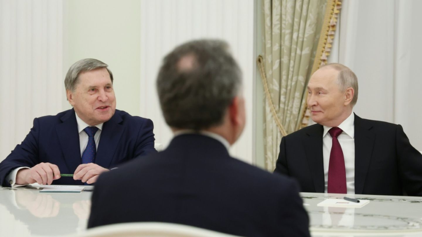 Juri Uschakow (l.) und Wladimir Putin (r.)