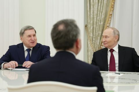 Juri Uschakow (l.) und Wladimir Putin (r.)