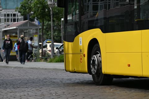 Die BVG unterhält auch nachts eine Verbindung zum BER. (Symbolbild) Foto: Helena Dolderer/dpa