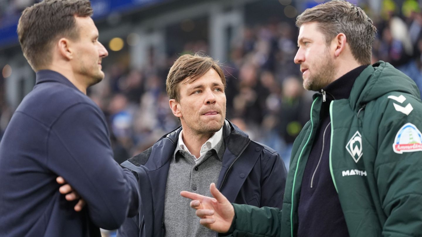 Werders sportliche Leitung: Leiter Profifußball Peter Niemeyer (r) und Geschäftsführer Clemens Fritz (m) - hier im Gespräch mit