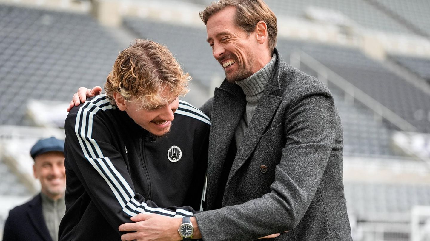 Nick Woltemade und Peter Crouch vor dem Spiel gegen Chelsea