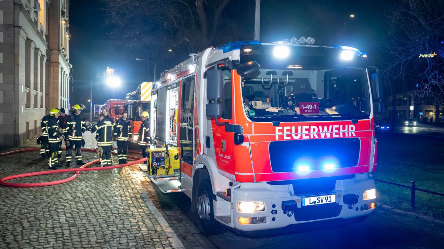 Das Feuer brach im Keller des ehemaligen Stasi-Gebäudes im Leipziger Zentrum aus. Foto: Erik-Holm Langhof/EHL Media//dpa