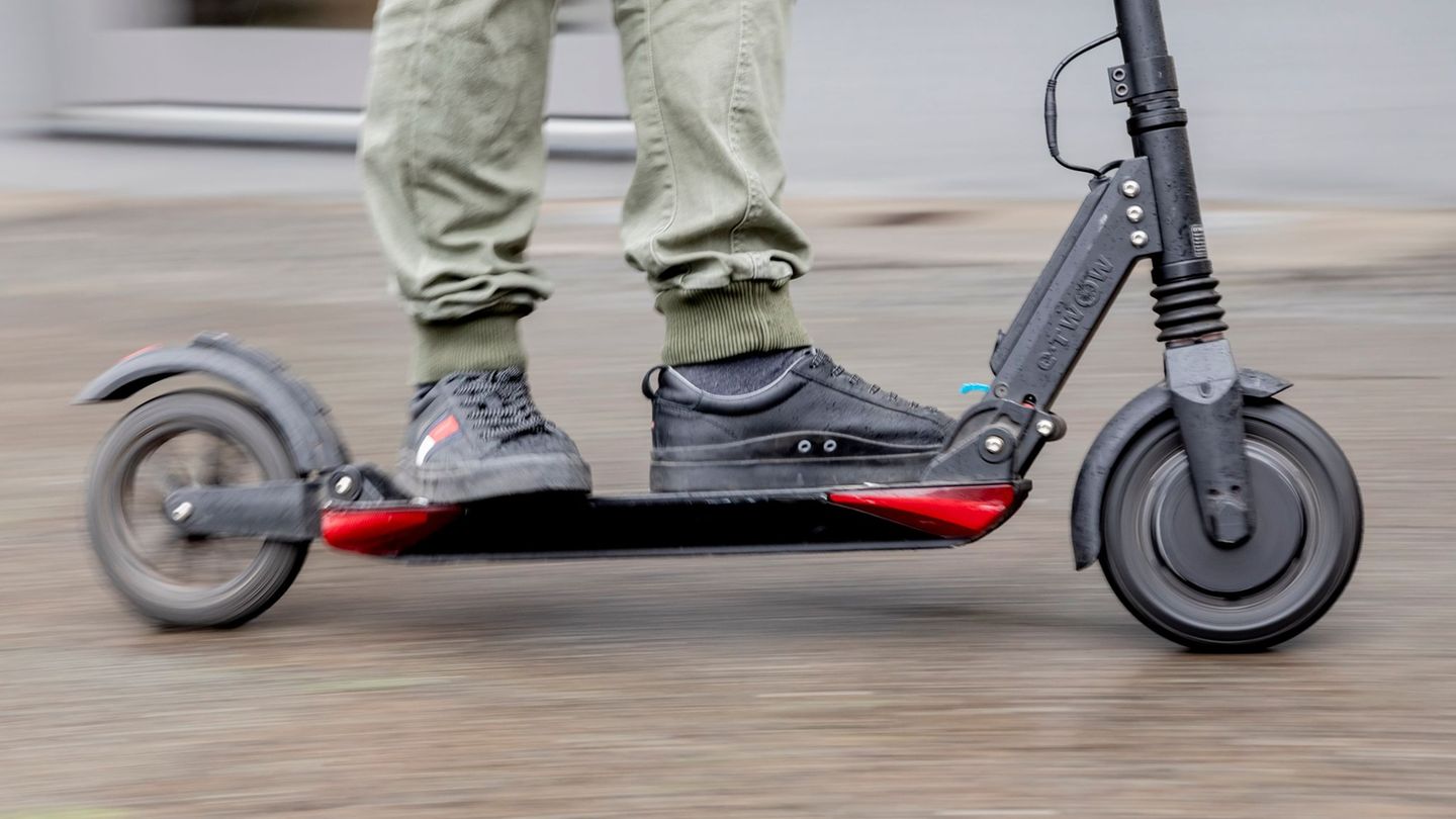 Lebensgefährlich verletzt lag der Mann neben dem E-Scooter. (Symbolbild) Foto: Christoph Soeder/dpa