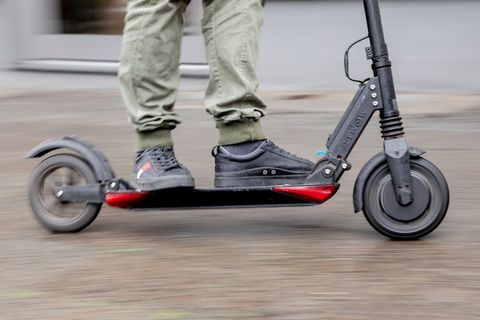 Lebensgefährlich verletzt lag der Mann neben dem E-Scooter. (Symbolbild) Foto: Christoph Soeder/dpa