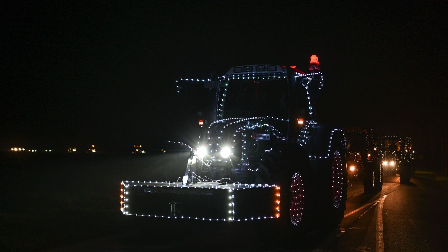 Trotz Weihnachtsbeleuchtung am Trecker hat ein Autofahrer im Landkreis Celle die Landmaschine übersehen - es kam zu einem Zusamm