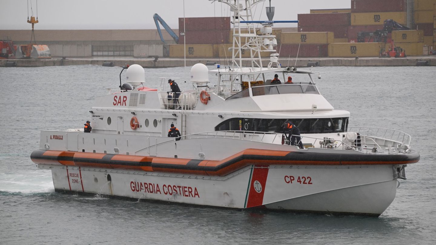 Ein Schiff der italienischen Küstenwache hat 50 Menschen vor Lampedusa gerettet. (Archivbild) Foto: Valeria Ferrario/AP/dpa