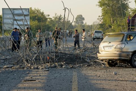 Eine durch Angriffe zerstörte Brücke in Kambodscha