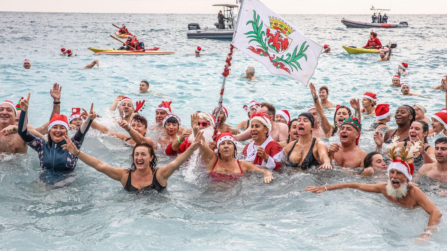 Nizza, Frankreich. Weltweit gehen Weihnachtsmänner baden. Warum, kann niemand so genau sagen. Auch an der Côte d’Azur folgen Menschen dieser Sitte. Bei etwa 16 Grad warmen Wasser ist die Herausforderung vergleichsweise gering und die Stimmung ausgelassen. Schließlich ist das "Bain de Noël" meist mit einem guten Zweck verbunden
