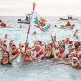 Nizza, Frankreich. Weltweit gehen Weihnachtsmänner baden. Warum, kann niemand so genau sagen. Auch an Côte d’Azur folgen Menschen dieser Sitte. Bei etwa 16 Grad warmen Wasser ist die Herausforderung vergleichsweise gering und die Stimmung ausgelassen. Schließlich geht es beim "Bain de Noël" meist um einen guten Zweck