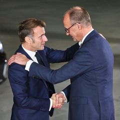 Eine Frage des Vertrauens – Emmanuel Macron und Friedrich Merz schauen sich bei der Begrüßung im Kanzleramt tief in die Augen