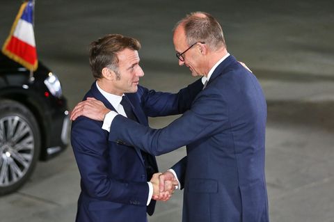 Eine Frage des Vertrauens – Emmanuel Macron und Friedrich Merz schauen sich bei der Begrüßung im Kanzleramt tief in die Augen