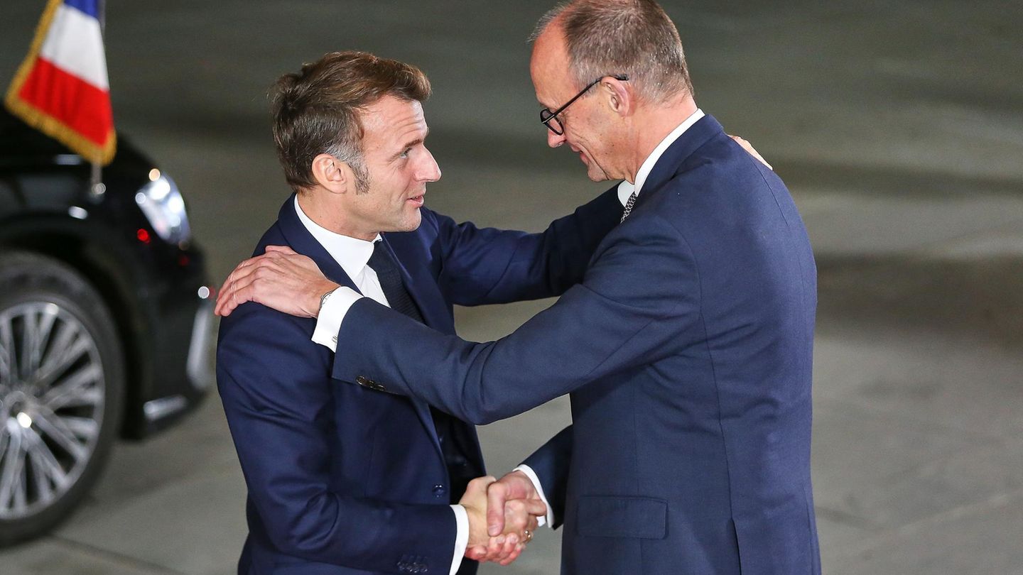Eine Frage des Vertrauens – Emmanuel Macron und Friedrich Merz schauen sich bei der Begrüßung im Kanzleramt tief in die Augen