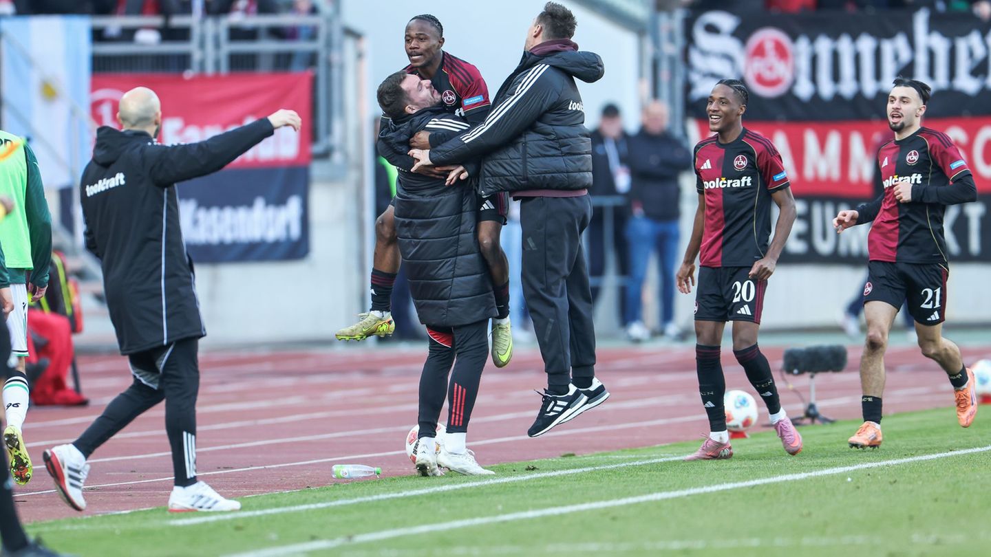 Ausgelassener Nürnberger Jubel mit Torschütze Mohamed Zoma (oben links) und Trainer Miroslav Klose nach dem 2:1. Foto: Daniel Lö