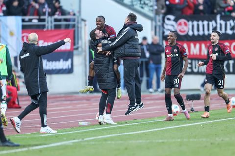 Ausgelassener Nürnberger Jubel mit Torschütze Mohamed Zoma (oben links) und Trainer Miroslav Klose nach dem 2:1. Foto: Daniel Lö
