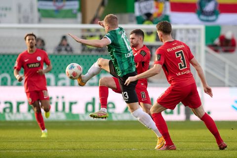 Lars Lokotsch (Preußen Münster) und Florian Le Joncour (SV 07 Elversberg) in Aktion. Foto: Bernd Thissen/dpa
