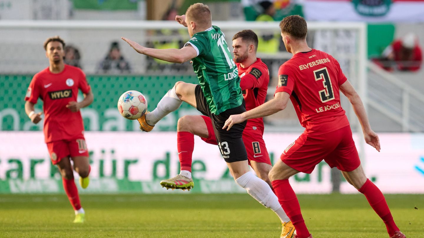 Lars Lokotsch (Preußen Münster) und Florian Le Joncour (SV 07 Elversberg) in Aktion. Foto: Bernd Thissen/dpa