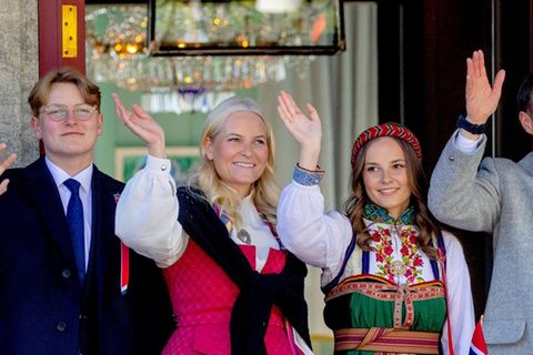 Mette-Marit (2.v.l.) und Haakon (r.) mit ihren Kindern, Prinz Sverre Magnus und Prinzessin Ingrid Alexandra.