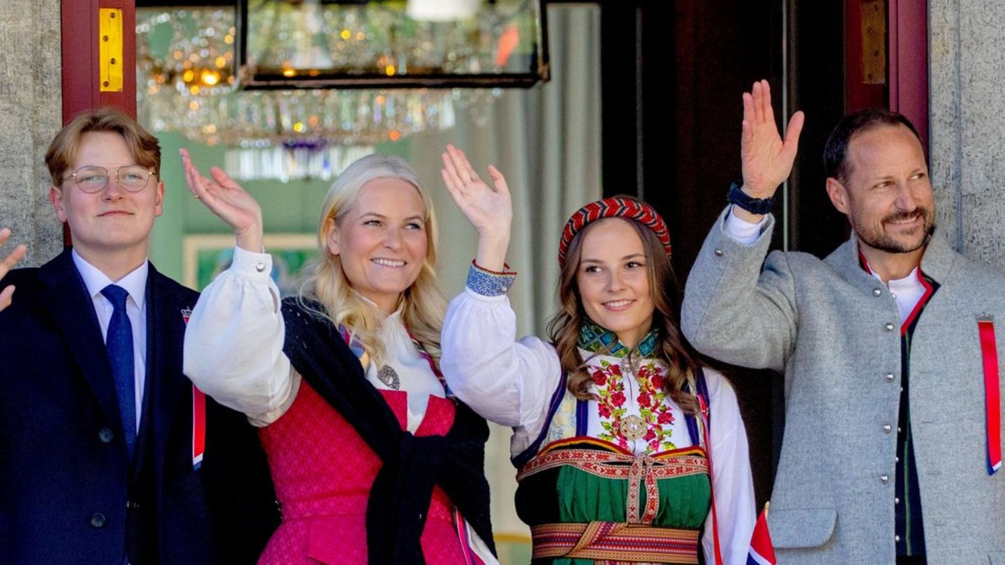 Mette-Marit (2.v.l.) und Haakon (r.) mit ihren Kindern, Prinz Sverre Magnus und Prinzessin Ingrid Alexandra.