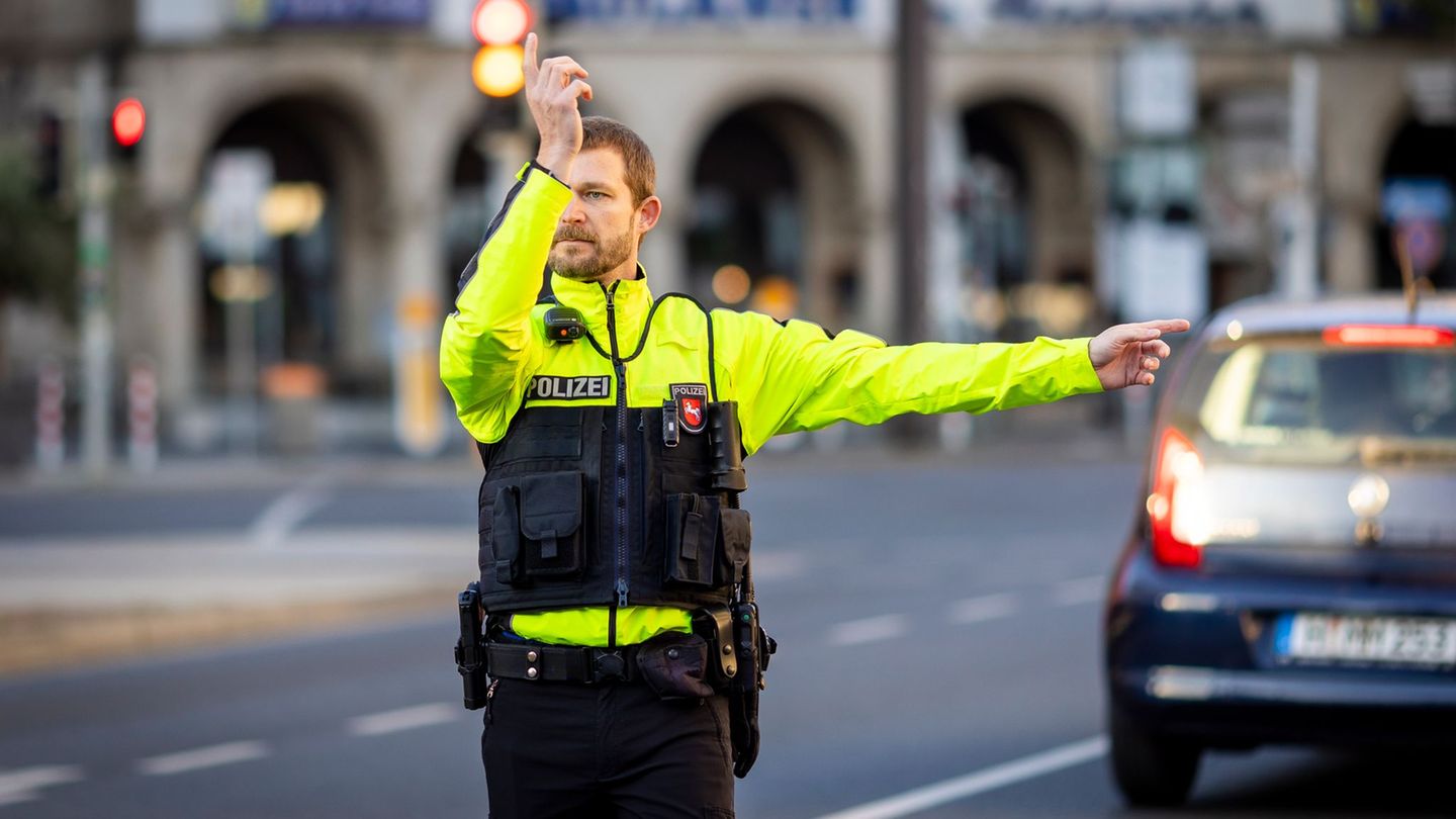 Neben der Polizei haben auch Mitarbeiter des Zolls, des Gewerbeaufsichtsamts, der Führerscheinstelle der Landeshauptstadt Hannov