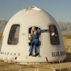 Frau im Rollstuhl bewältigt Raumflug mit Bezos-Rakete