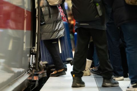 Über die Feiertage verreisen viele Menschen mit der Bahn. (Archivbild) Foto: Markus Lenhardt/dpa