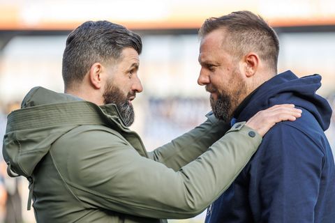 Trainerkollegen: Miron Muslic (l) von Schalke 04 und Heiner Backhaus von Eintracht Braunschweig. Foto: Andreas Gora/dpa
