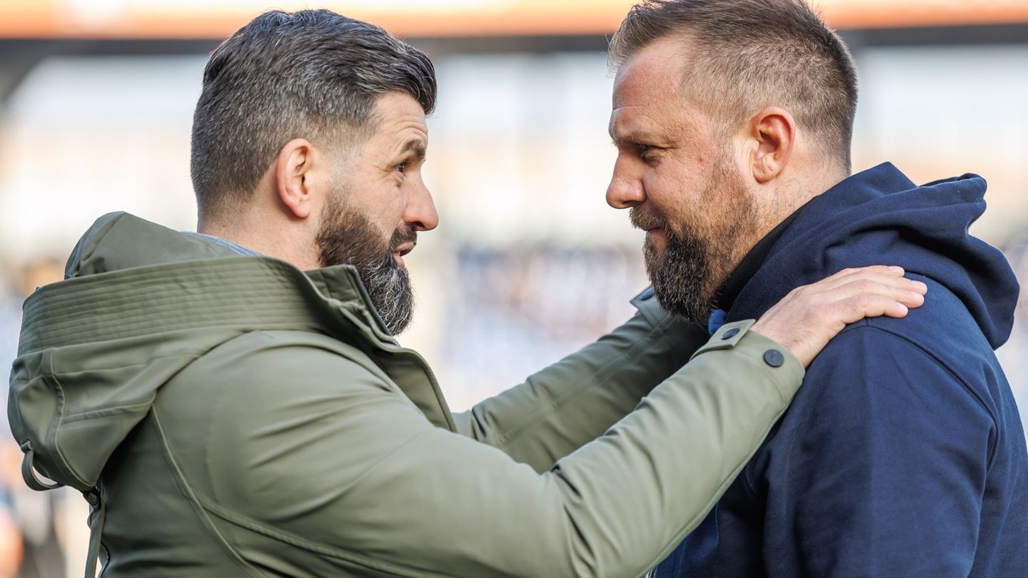 Trainerkollegen: Miron Muslic (l) von Schalke 04 und Heiner Backhaus von Eintracht Braunschweig. Foto: Andreas Gora/dpa