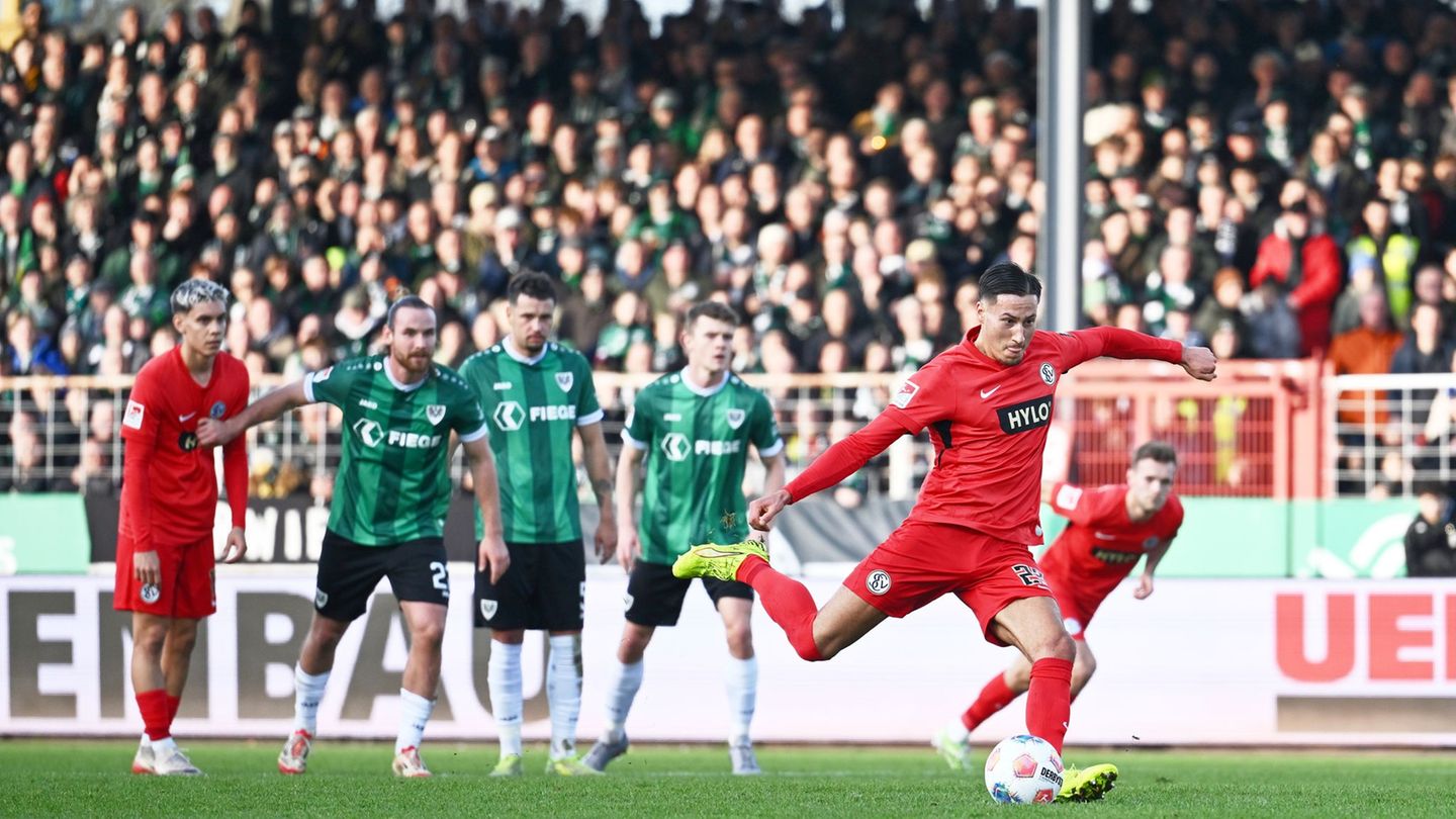 Elversbergs Younes Ebnoutalib erzielt das Tor zum 1:0 per Elfmeter. Foto: Bernd Thissen/dpa