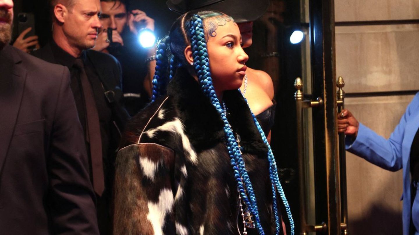 North West trägt seit einiger Zeit ihre Haare blau.