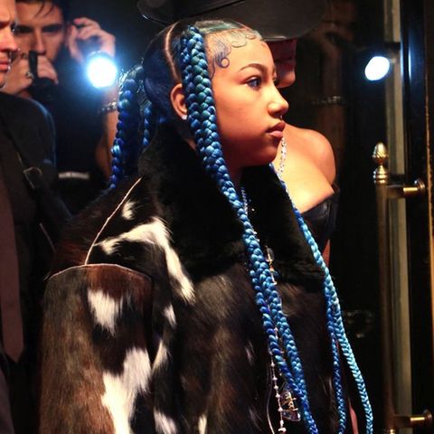 North West trägt seit einiger Zeit ihre Haare blau.