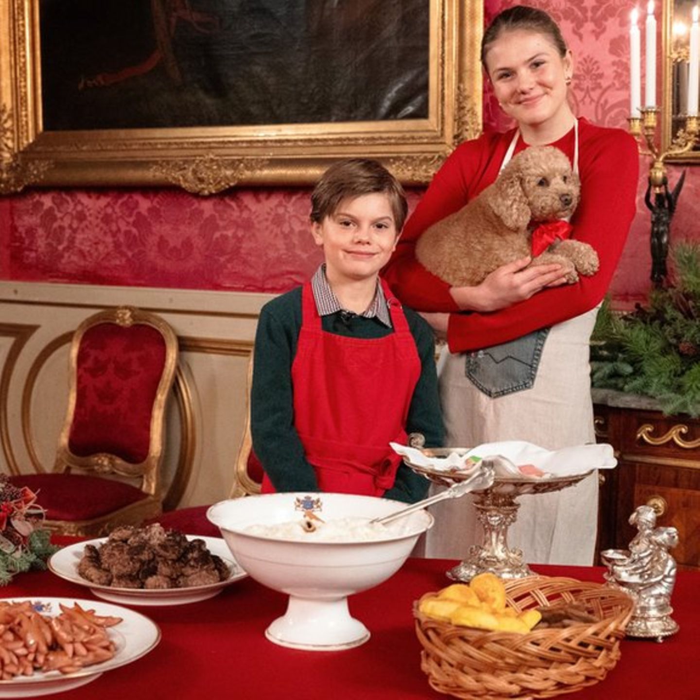 Prinzessin Estelle, Prinz Oscar und Familienhund Rio posieren stolz mit ihrem Weihnachtsessen.