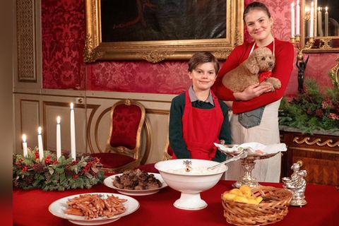 Prinzessin Estelle, Prinz Oscar und Familienhund Rio posieren stolz mit ihrem Weihnachtsessen.