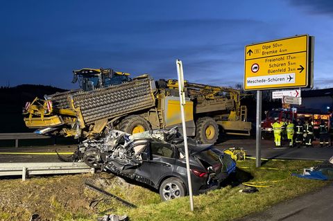 Für die Autofahrerin kam nach dem Unfall jede Hilfe zu spät. Foto: Berthold Stamm/dpa