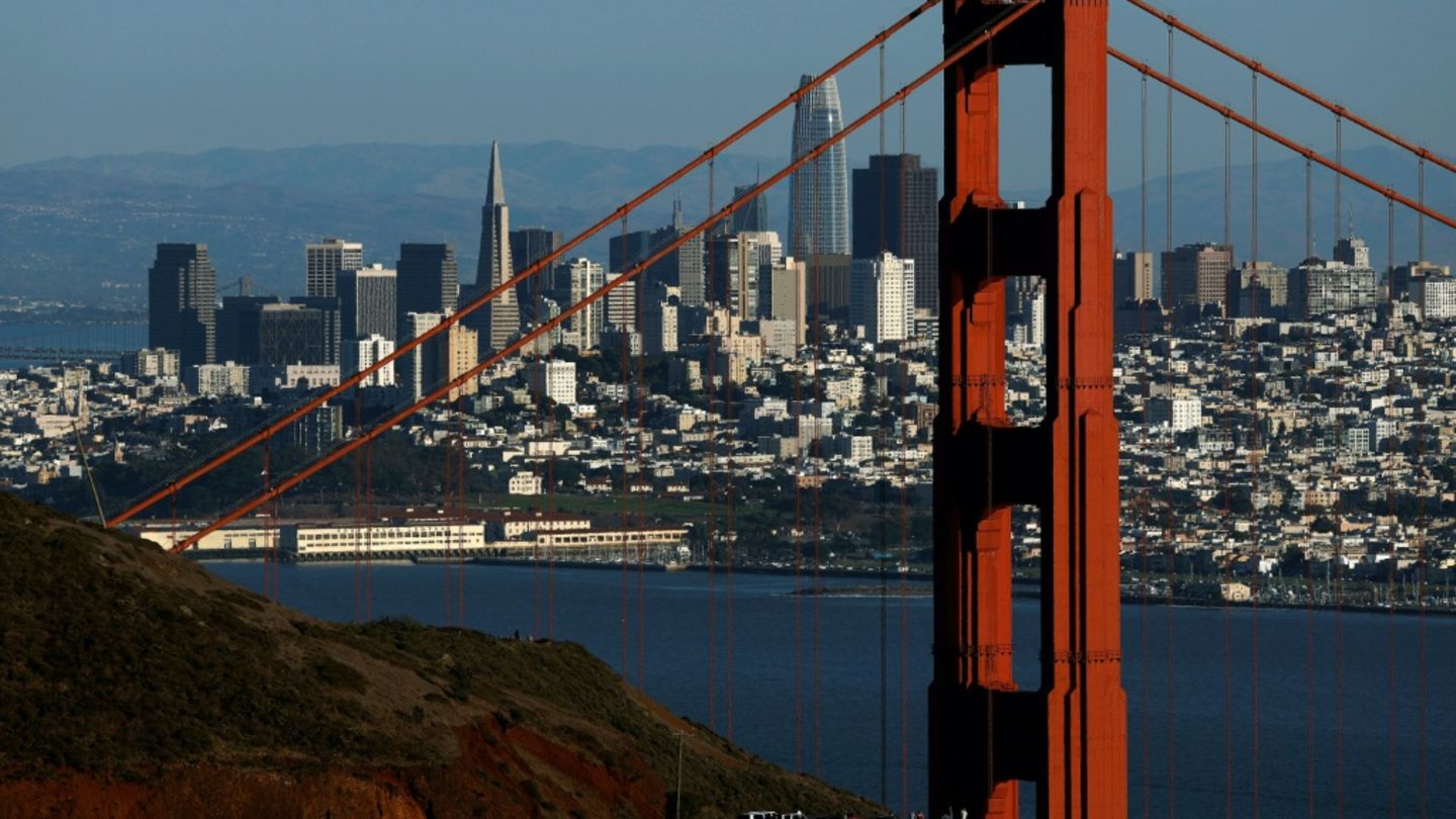 Golden Gate Bridge vor der Skyline von San Francisco