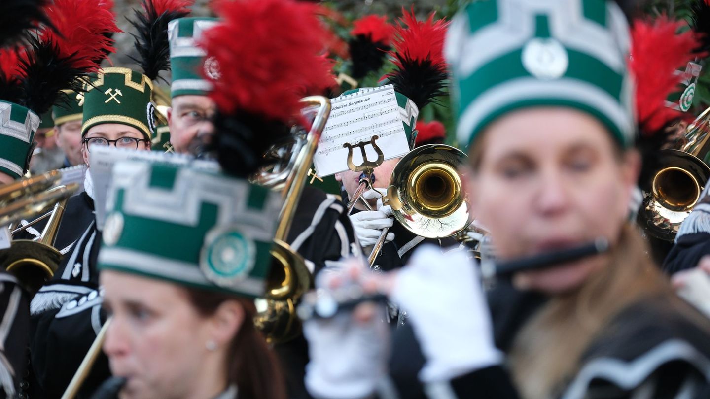 Die Bergparaden sind Tradition in Sachsen. Foto: Sebastian Willnow/dpa