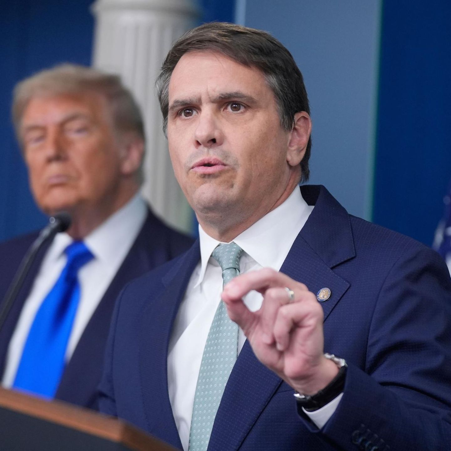 Der stellvertretende Justizminister Todd Blanche spricht im Weißen Haus vor US-Präsident Donald Trump (Archivbild)